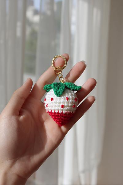 2. Erdbeer-Anhänger mit Blattkrone als for crochet keychain ideas simple cute ideas