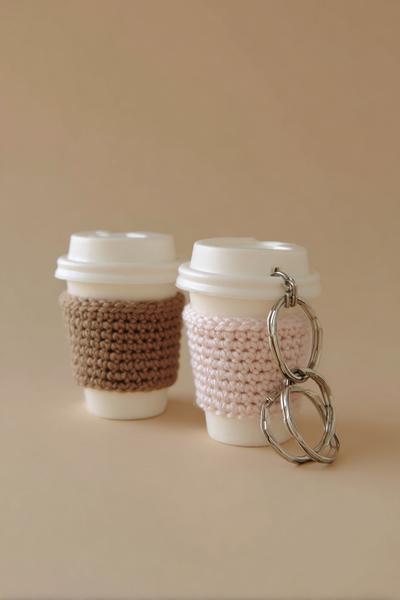 3. Kaffee-to-go-Becher in Neutraltönen als for crochet keychain ideas simple cute ideas