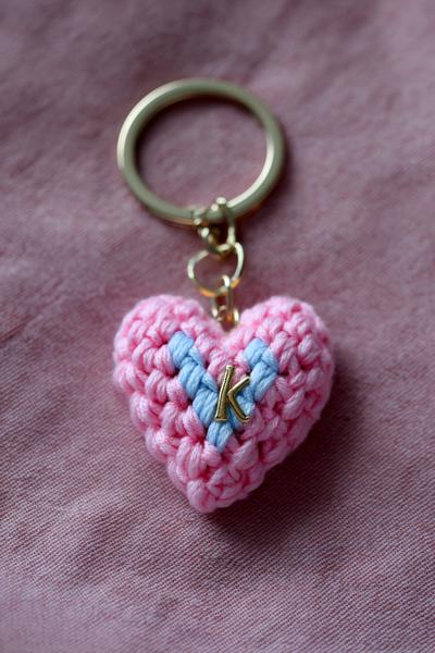 5. Herz mit Initialen-Stickerei als for crochet keychain ideas gifts ideas