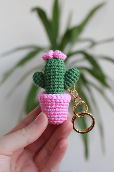 6. Mini-Pflanze im Topf als for crochet keychain ideas gifts ideas