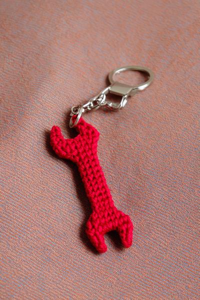 7. Schlüsselanhänger-Schraubenschlüssel als for crochet keychain ideas gifts for men ideas