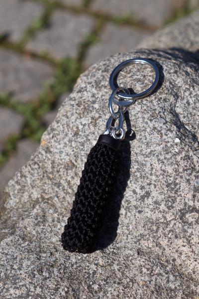 8. Klassischer Bart-Charme in Schwarz als for crochet keychain ideas gifts for men ideas