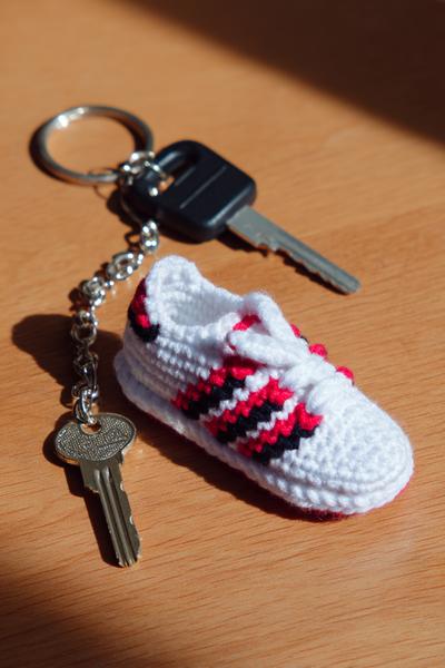 9. Sportlicher Sneaker-Anhänger als for crochet keychain ideas gifts for men ideas