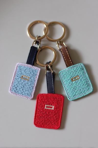 10. Monogramm-Plakette als crochet keychains for men mit Kantstich-Rahmen