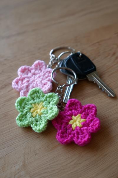 12. Mini-Blume im Granny-Stil als crochet keychains patterns free mit Farbkreis