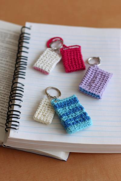 14. Mini-Notizbuch als crochet keychains patterns free mit „Gummiband“-Schlaufe