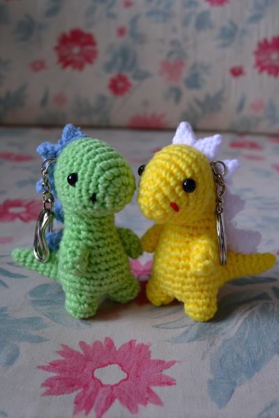 15. Dino-Amigurumi als crochet keychains for boys mit Rückenkamm und Button-Augen