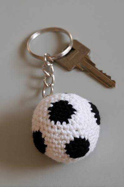 16. Fußball-Ball als crochet keychains for boys mit Sechseck-Patches