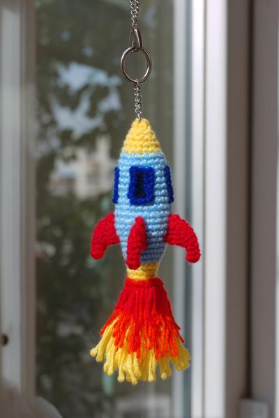 17. Rakete als crochet keychains for boys mit Flammen-Schweif und Fenster