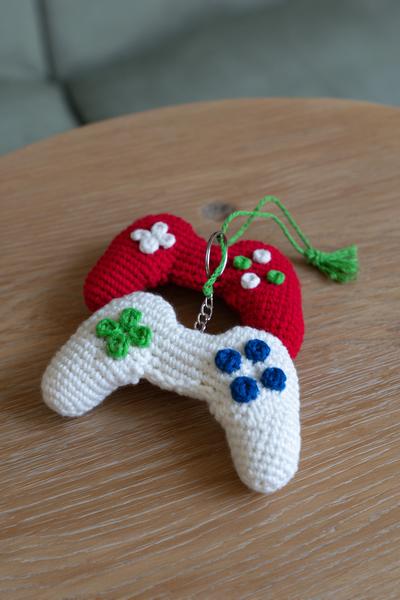 18. Gaming-Controller als crochet keychains for boys mit Kreuzpad und zwei Stick-Buttons
