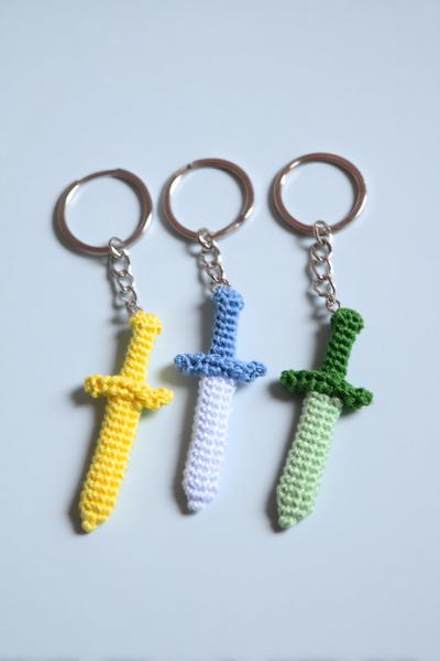 19. Mini-Schwert als crochet keychains for boys easy mit klarer Parierstange