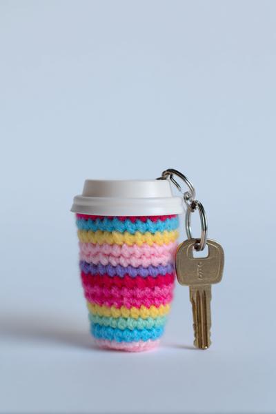 2. Kaffee-to-go-Becher als crochet keychains ideas mit gerippter Manschette