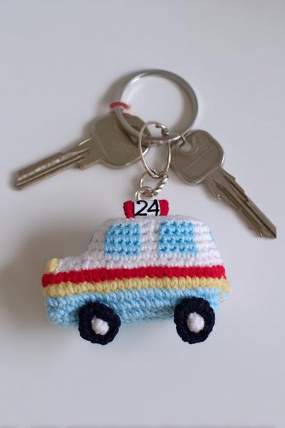 20. Auto-Anhänger als crochet keychains for boys easy mit Streifen und Nummer
