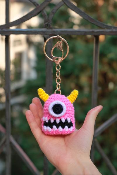 21. Monster-Kopf als crochet keychains for boys easy mit einem großen Auge