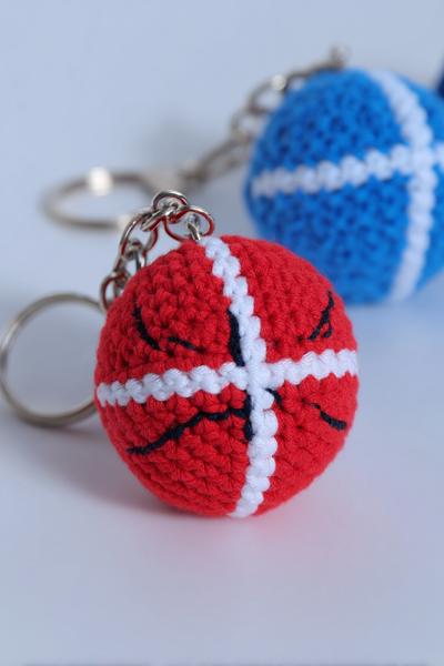 22. Mini-Basketball als crochet keychains for boys easy mit aufgestickten Linien