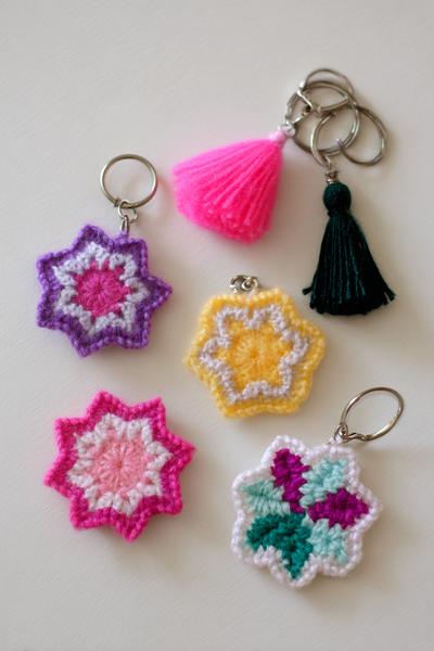 25. Verstärken mit Filz im crochet keychains tutorial für flache Motive
