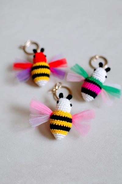 28. Mini-Biene als crochet keychains free pattern mit Streifen und Flügeln aus Tüll