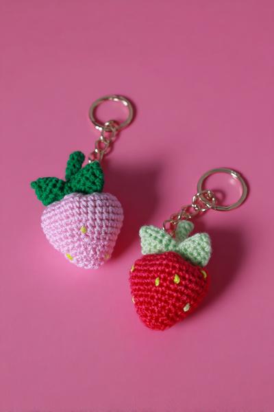 29. Mini-Erdbeere als crochet keychains free pattern mit Samen-Stickpunkten