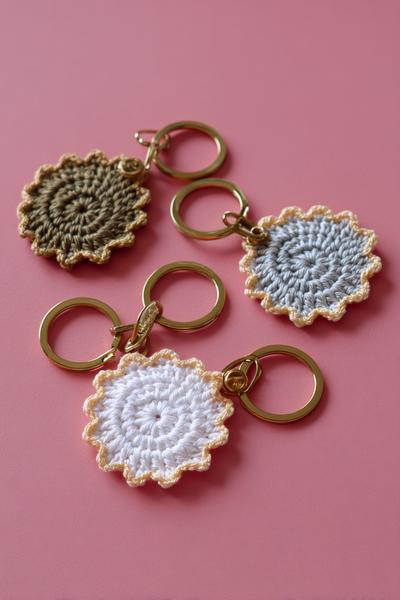 3. Mini-Sternzeichen-Medaillon als crochet keychains ideas mit Goldfaden-Rand