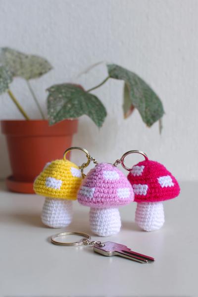 30. Mini-Pilz als crochet keychains free pattern mit gepunkteter Kappe