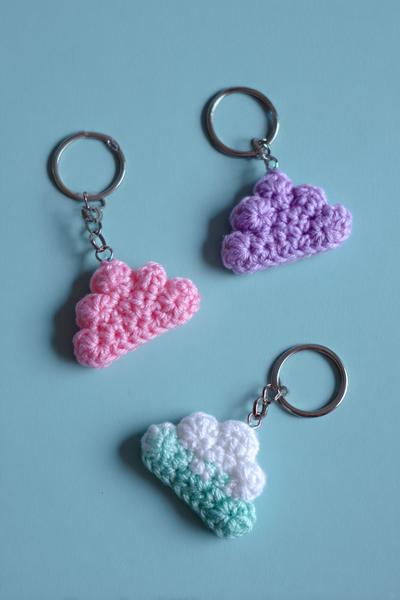 31. Mini-Wolke als crochet keychains free pattern mit pastellfarbenen Tropfen for crochet keychains easy ideas