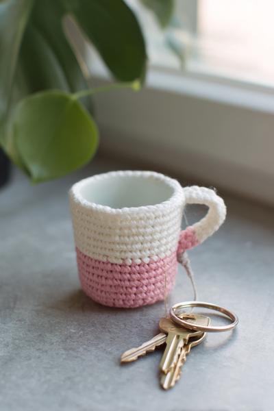 32. Mini-Tasse als crochet keychains easy mit Henkel und Kontrastkante