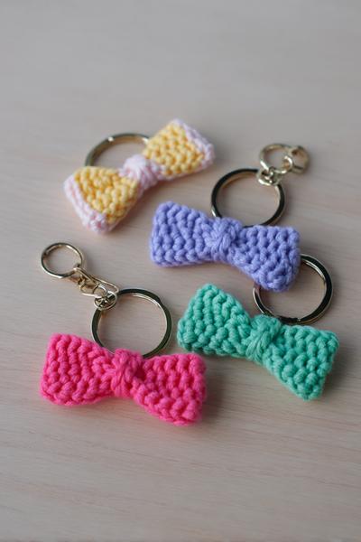 33. Mini-Schleife als crochet keychains easy mit gerippter Mitte