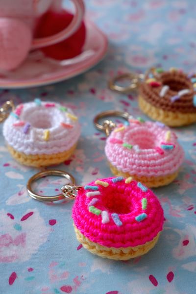 34. Mini-Donut als crochet keychains easy mit Zuckerguss und Streuseln