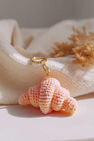 4. Mini-Croissant als crochet keychains ideas mit karamellfarbener Schattierung