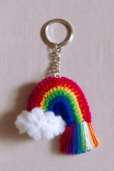 5. Regenbogen-Bogen als crochet keychains ideas mit flauschiger Wolke