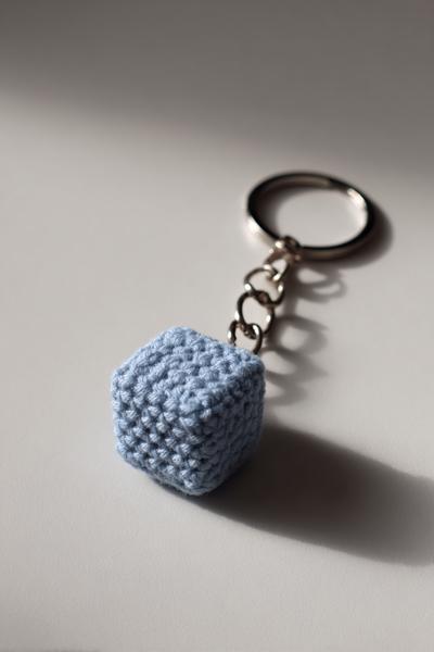 6. Minimalistischer Würfel als crochet keychains for men mit mattem Garn