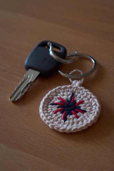 7. Kompakter Kompass als crochet keychains for men mit gestickter Nadel