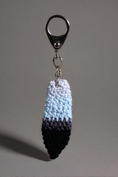 8. Schlichter Bart-Anhänger als crochet keychains for men mit zweifarbigem Verlauf