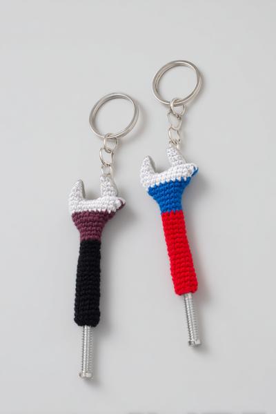 9. Werkzeug-Schlüssel als crochet keychains for men mit Schraubenkopf-Struktur