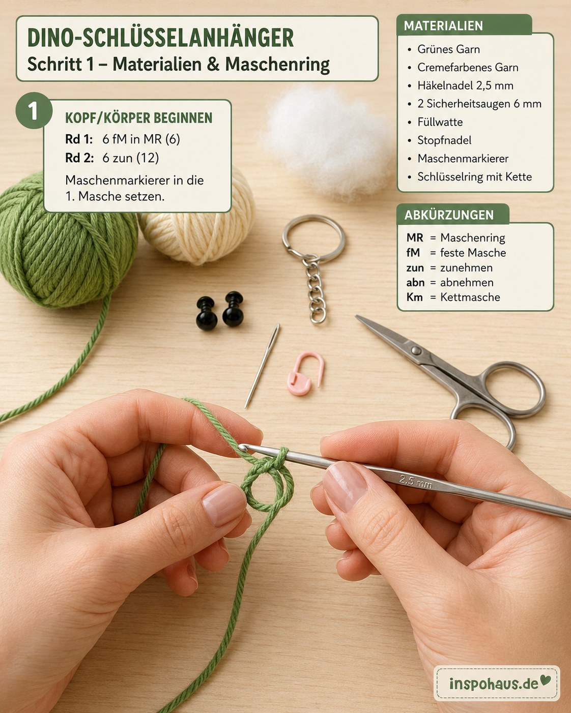 Materialien und Maschenring für den Dino Amigurumi Schlüsselanhänger häkeln auf Holztisch