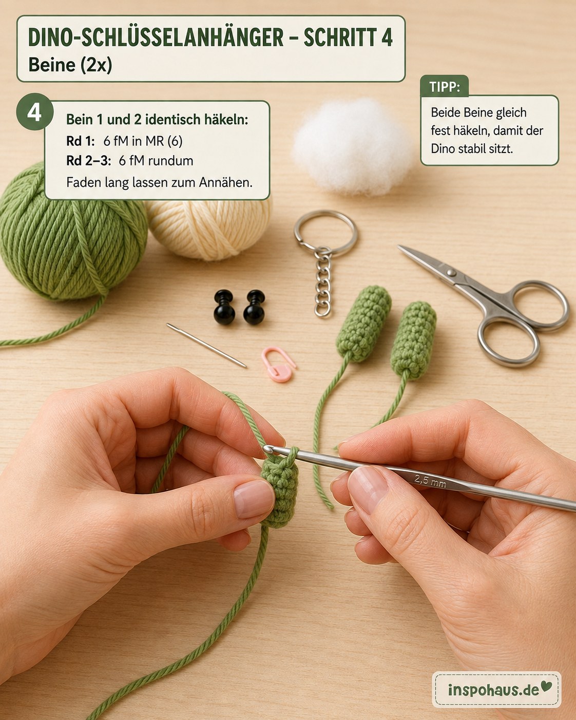 Zwei identische kleine Beine für den Dino Amigurumi Schlüsselanhänger häkeln liegen bereit
