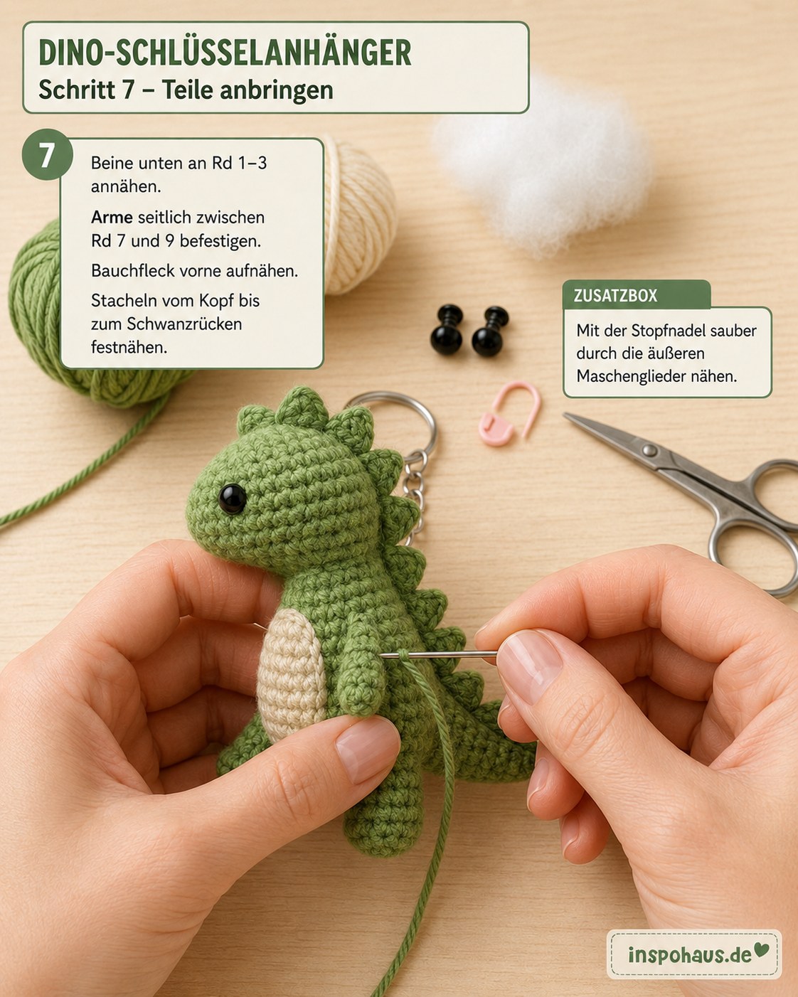 Alle Einzelteile werden beim Dino Amigurumi Schlüsselanhänger häkeln an den Körper angenäht