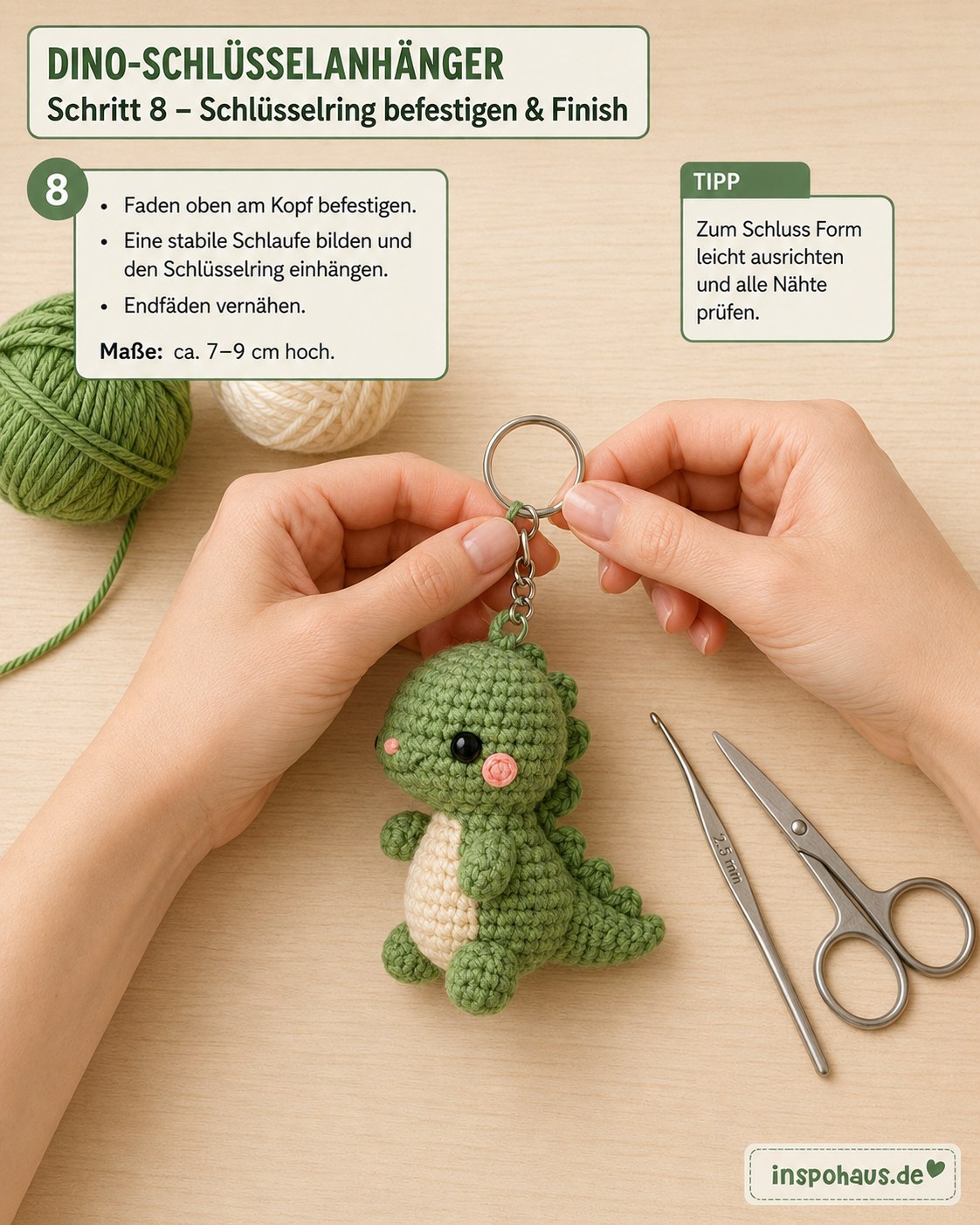Fertiger grüner Dino Amigurumi Schlüsselanhänger häkeln mit Schlüsselring in der Hand