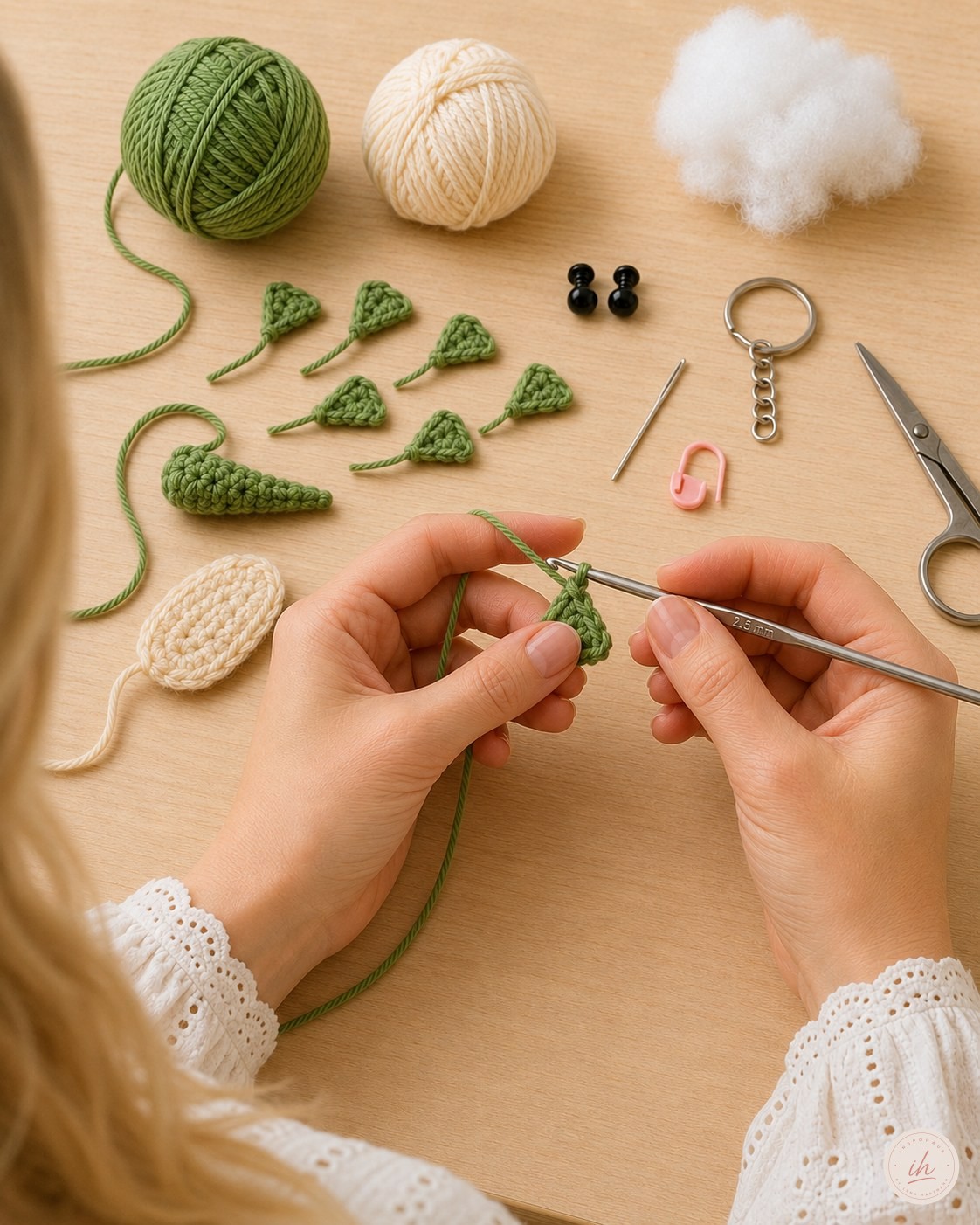Stacheln und Bauchfleck liegen verstreut beim Dino Amigurumi Schlüsselanhänger häkeln bereit