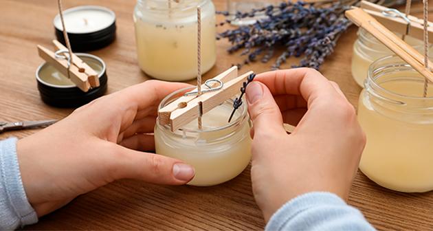 Duftkerze im Glas mit selbst gegossenem Wachs
