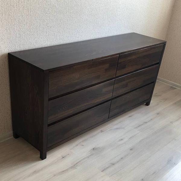 Dunkel gebeiztes Kiefernholz