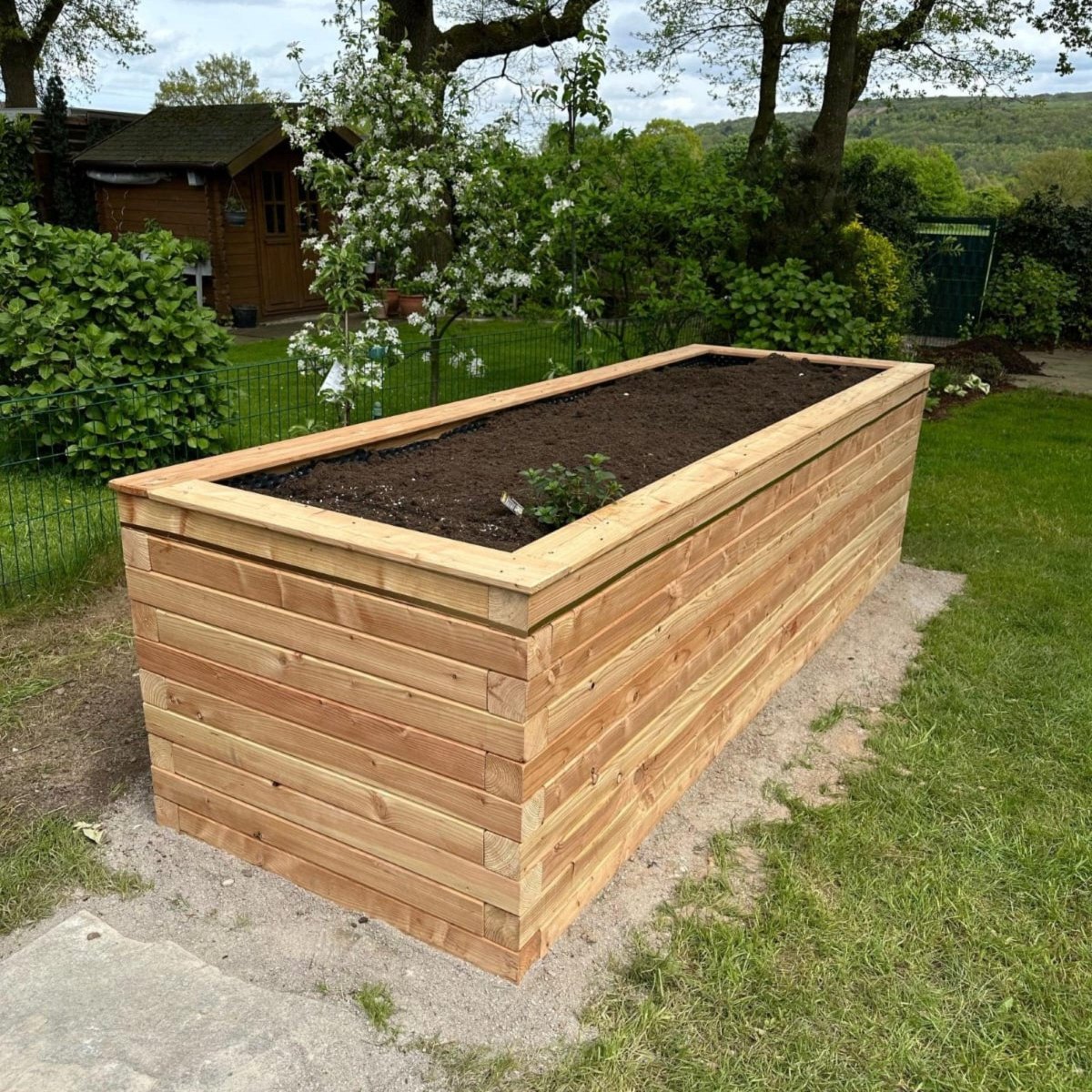 Hochbeet aus Holz im Garten