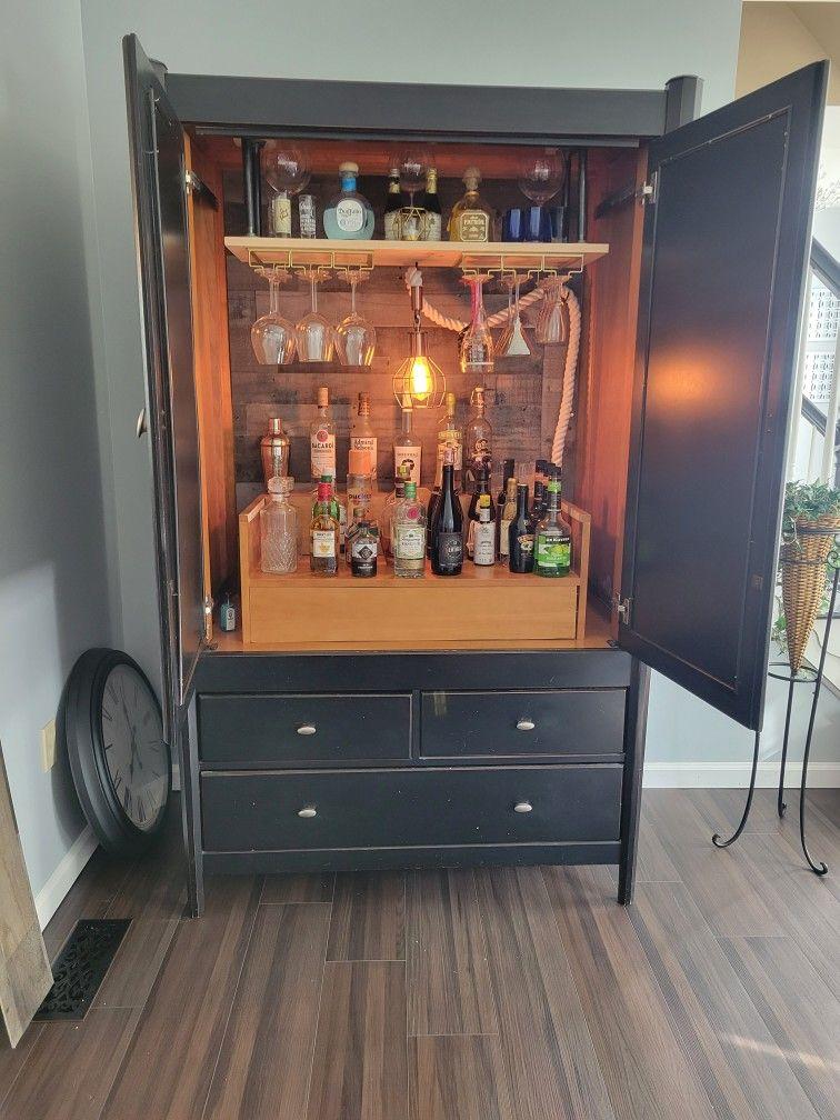 Alter Schrank als stilvolle Hausbar