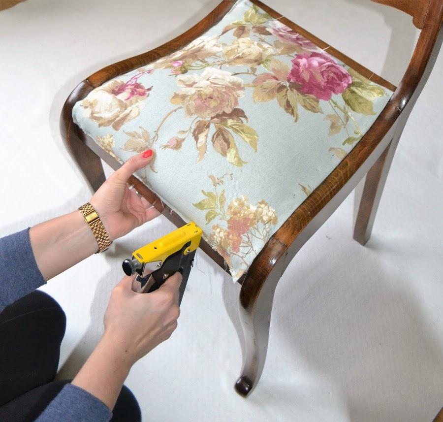 Alter Stuhl mit neuem Stoffbezug