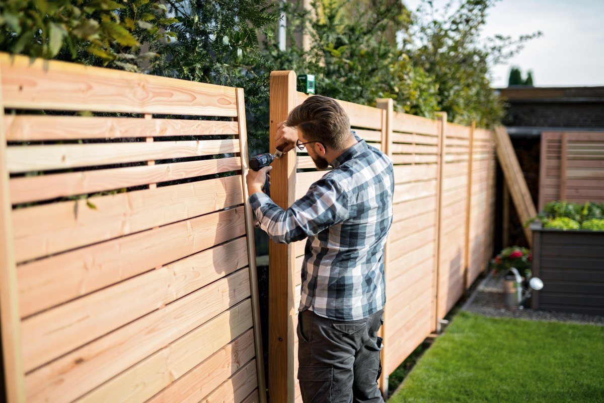 Gartenzaun aus Holz selber bauen