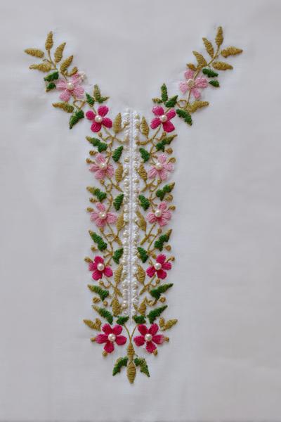 1. Feine Kragen-Ranke in embroidery designs for blouses mit Perlmuttknöpfen und zarter Schattenstich-Kante
