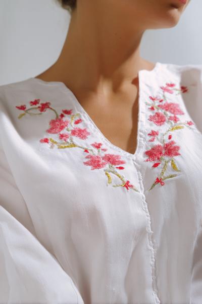 21. Klassische Blusenfront in embroidery designs blouse mit Knopfleisten-Rahmung und feinem Schatteneffekt