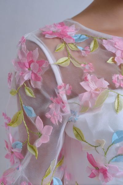 22. Romantische Schulterblume in embroidery designs blouse mit transparenter Organza-Optik und pastelligen Highlights