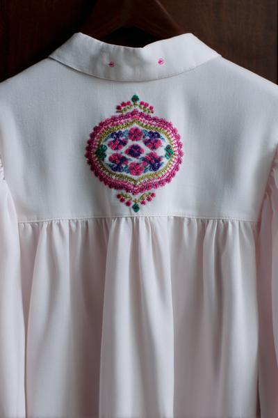 23. Blusenrücken mit Oval-Medaillon in embroidery designs blouse mit klarer Kontur und zentriertem Monogramm