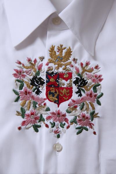 24. Maskuline Hemdbrust in embroidery designs for men mit dezentem Wappen und matter Garnwahl